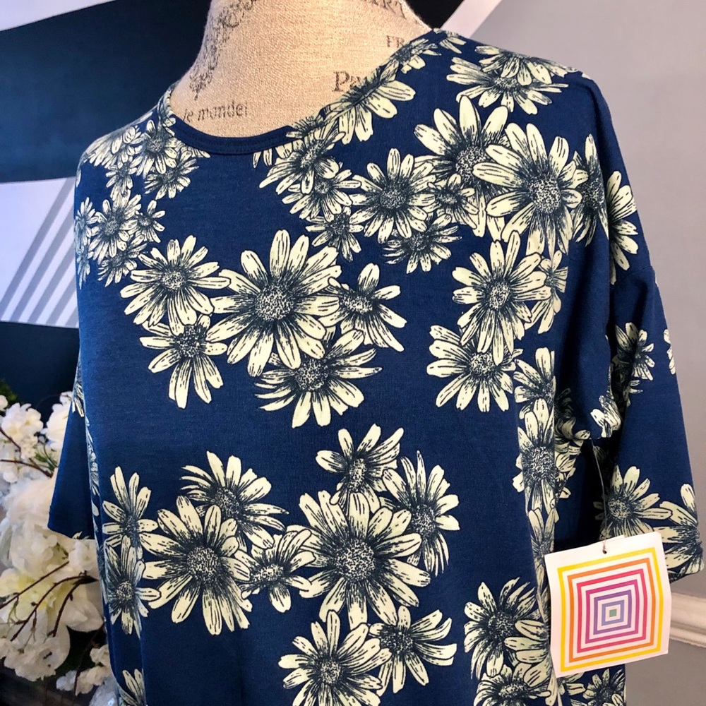 ❤️SOLD❤️ LulaRoe Flower Print Irma blouse